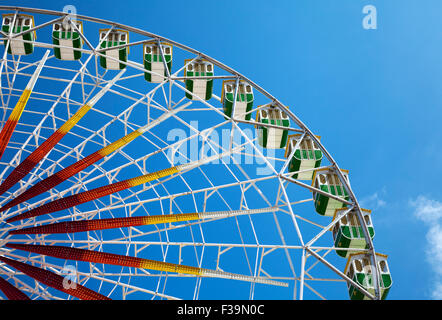 Fragment d'une grande roue contre ciel bleu clair Banque D'Images