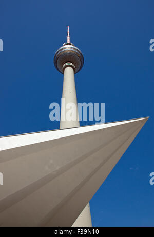La tour de télévision de Berlin avec un triangle blanc Banque D'Images