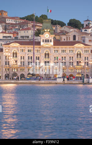 Nuit sur le front de mer de Trieste, vue au crépuscule de la Piazza dell'UNITA d'Italia et hôtel de ville sur le front de mer de Trieste la nuit. Banque D'Images