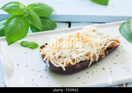 Aubergine rôti avec des légumes et fromage sur le bac Banque D'Images