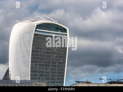Le talkie walkie- building, à côté de London Bridge, l'un des nouveaux bâtiments emblématiques qui longent les rives de la Tamise. Banque D'Images