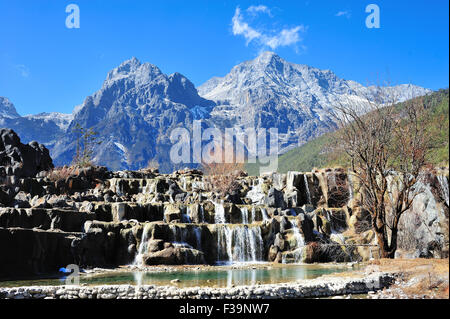 Dans la vallée de la Lune Bleu montagne neige Yulong Banque D'Images