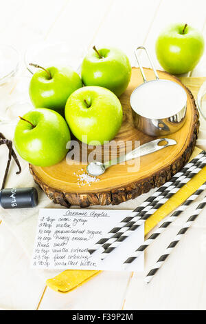 Ingrédients pour la préparation des black Candy Apples. Banque D'Images