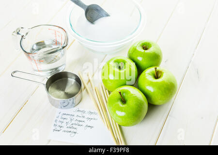 Ingrédients pour la préparation des black Candy Apples. Banque D'Images