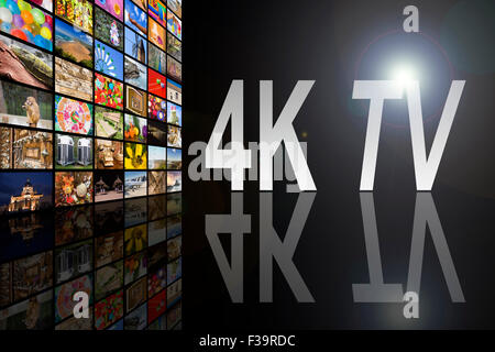 Concept de TV 4K sur fond noir avec reflet Banque D'Images