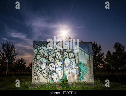 Petersdorf, Allemagne. 1 octobre, 2015. Dans la lueur d'un réverbère, les sections en béton du mur de Berlin dans la cour d'une galerie à Petersdorf, Allemagne, 1 octobre 2015. Pour afficher le tableau intitulé, 'Es geschah Novembre im( lt : Il s'est passé en novembre par l'artiste berlinois Iranien Kani Alavi. Le 3 octobre 2015 L'Allemagne s'est retrouvé pendant 25 ans. Photo : Patrick Pleul/dpa/Alamy Live News Banque D'Images