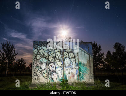 Petersdorf, Allemagne. 1 octobre, 2015. Dans la lueur d'un réverbère, les sections en béton du mur de Berlin dans la cour d'une galerie à Petersdorf, Allemagne, 1 octobre 2015. Pour afficher le tableau intitulé, 'Es geschah Novembre im( lt : Il s'est passé en novembre par l'artiste berlinois Iranien Kani Alavi. Le 3 octobre 2015 L'Allemagne s'est retrouvé pendant 25 ans. Photo : Patrick Pleul/dpa/Alamy Live News Banque D'Images