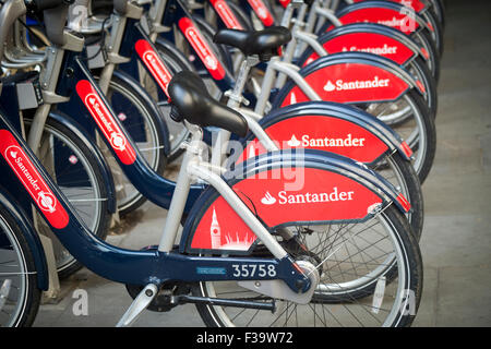 Santander Location de vélo Boris Vélos à une station d'accueil, Londres, Banque D'Images