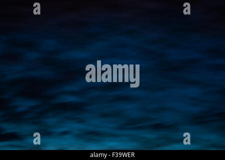 Beau ciel nocturne avec fond de nuage. Banque D'Images