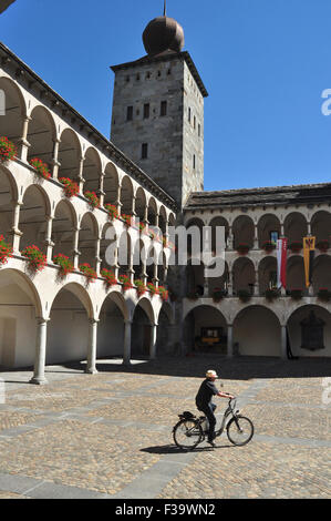 Cycliste dans la cour du château Stockalper, Brig, Valais, Suisse Banque D'Images