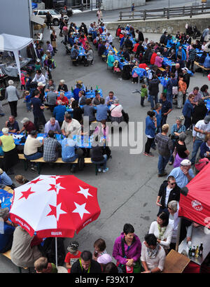Les gens manger dehors sur le marché et de festival pour les animaux à Blatten, Valais, Suisse Banque D'Images