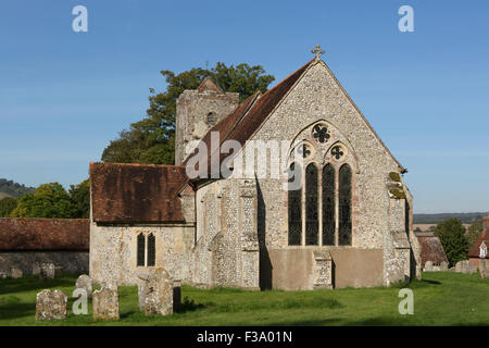 Vue arrière de l'église du village dans la région de Charlton West Sussex. Banque D'Images