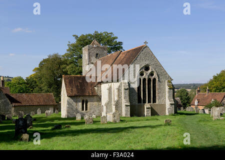 Vue arrière de l'église du village dans la région de Charlton West Sussex. Banque D'Images