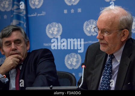 New York, États-Unis. 09Th Oct, 2015. L'ancien Premier ministre britannique et envoyé spécial pour l'éducation mondiale, Gordon Brown (à gauche) et Anthony Lake (à droite), directeur exécutif de l'UNICEF, discuter lors d'une conférence de presse pour sensibiliser les milliers d'enfants déplacés à partir de la Syrie. Credit : Albin Lohr-Jones/Pacific Press/Alamy Live News Banque D'Images