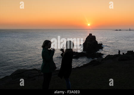 Lands End, Cornwall, UK. 2 octobre 2015. Météo britannique. Le soleil se couche sur les terres fin après une autre journée chaude et ensoleillée à Cornwall. Crédit : Simon Maycock/Alamy Live News Banque D'Images