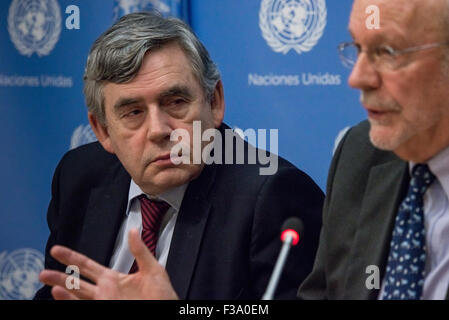 New York, États-Unis. 09Th Oct, 2015. L'ancien Premier ministre britannique et envoyé spécial pour l'éducation mondiale, Gordon Brown (à gauche) et Anthony Lake (à droite), directeur exécutif de l'UNICEF, discuter lors d'une conférence de presse pour sensibiliser les milliers d'enfants déplacés à partir de la Syrie. Credit : Albin Lohr-Jones/Pacific Press/Alamy Live News Banque D'Images