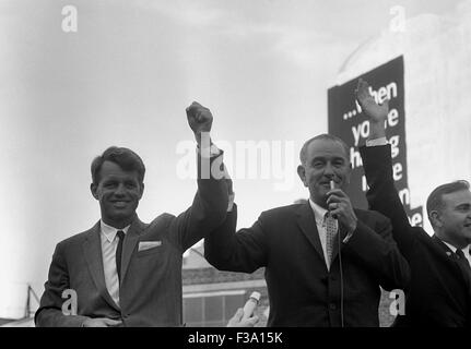 Restauré numériquement photo du président Lyndon Johnson faisant campagne avec Robert Kennedy en 1964.