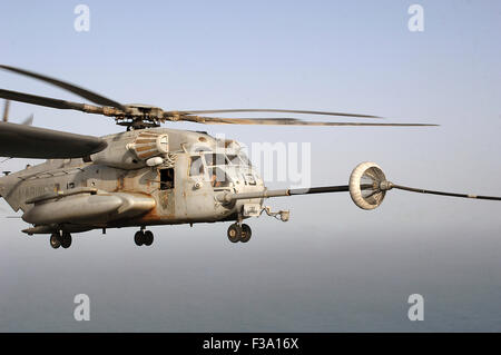 Corne de l'Afrique - Un CH-53E Super Stallion du 464 e Escadron maritime Helo lourd entre en contact au cours d'un ravitaillement en vol Helo (H Banque D'Images