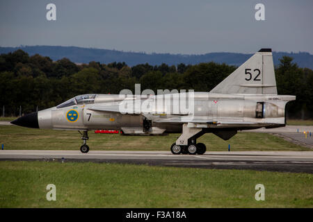 Un Saab 37 Viggen de l'Armée de l'air suédoise le roulage sur la piste, Ostrava, République tchèque. Banque D'Images