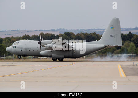 Un C-130E Hercules de l'Armée de l'air suédoise l'atterrissage à Ostrava, République tchèque. Banque D'Images