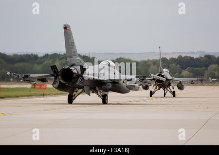 Une paire de U.S. Air Force F-16C Fighting Falcon le roulage sur la piste, à Ostrava, en République tchèque. Banque D'Images