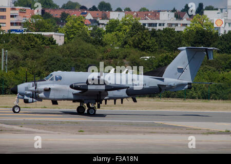 Une RC-12X avion espion SIGINT de l'armée américaine le roulage sur la piste à Wiesbaden, Allemagne. Banque D'Images