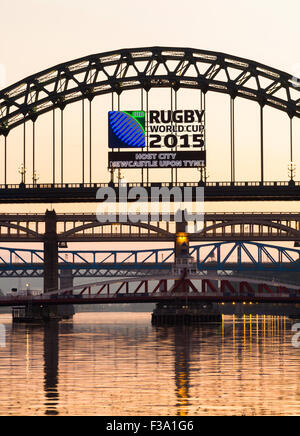 Newcastle, Royaume-Uni. 2 octobre, 2015. Météo : les célèbres ponts Tyne au coucher du soleil à la fin d'une glorieuse vendredi dans la ville hôte de la Coupe du Monde de Rugby, Newcastle. De l'Écosse mille fans sont attendus à Newcastle le samedi pour le match de l'Ecosse contre l'Afrique du Sud. Credit : Alan Dawson News/Alamy Live News Banque D'Images