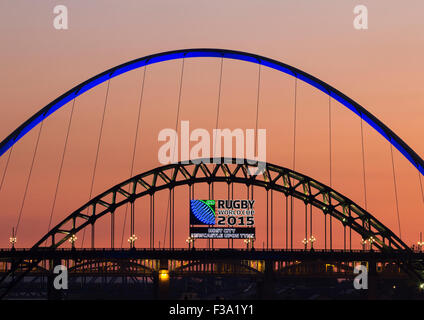 Newcastle, Royaume-Uni. 2 octobre, 2015. Météo : les célèbres ponts Tyne au coucher du soleil à la fin d'une glorieuse vendredi dans la ville hôte de la Coupe du Monde de Rugby, Newcastle. De l'Écosse mille fans sont attendus à Newcastle le samedi pour le match de l'Ecosse contre l'Afrique du Sud. Credit : Alan Dawson News/Alamy Live News Banque D'Images