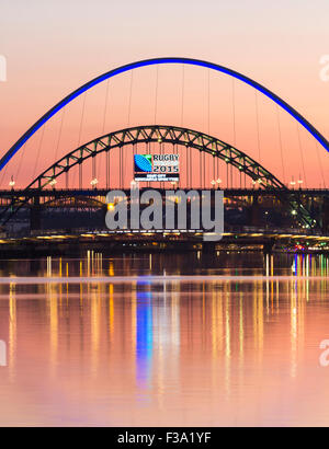 Newcastle, Royaume-Uni. 2 octobre, 2015. Météo : les célèbres ponts Tyne au coucher du soleil à la fin d'une glorieuse vendredi dans la ville hôte de la Coupe du Monde de Rugby, Newcastle. De l'Écosse mille fans sont attendus à Newcastle le samedi pour le match de l'Ecosse contre l'Afrique du Sud. Credit : Alan Dawson News/Alamy Live News Banque D'Images