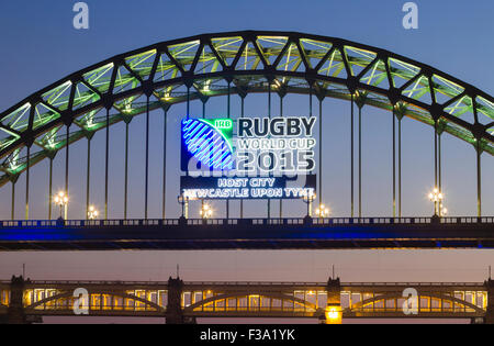 Newcastle, Royaume-Uni. 2 octobre, 2015. Météo : le célèbre pont Tyne au coucher du soleil à la fin d'une glorieuse vendredi dans la ville hôte de la Coupe du Monde de Rugby, Newcastle. De l'Écosse mille fans sont attendus à Newcastle le samedi pour le match de l'Ecosse contre l'Afrique du Sud. Credit : Alan Dawson News/Alamy Live News Banque D'Images