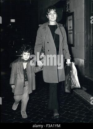 L'actrice française Juliette mayniel, séparé(e) ami(e) de l'acteur italien Vittorio Gassman, vu dans la Via Condotti, accompagnée par son fils Alessandro, avait pendant la relation avec Gassman. Dec 21, 1975. © Keystone Photos USA/ZUMAPRESS.com/Alamy Live News Banque D'Images