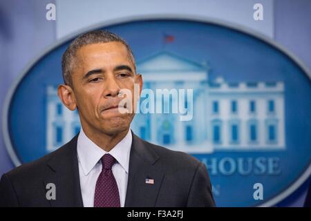 Washington DC, USA. 1er octobre 2015. Le président américain, Barack Obama fait une pause tout en parlant au sujet de la fusillade dans un collège communautaire de l'Oregon dans la salle d'information de la Brady Maison Blanche le 1 octobre 2015 à Washington, DC. Un jeune homme de 20 ans homme armé a ouvert le feu à l'intérieur d'une classe de l'Umpqua Community College dans les régions rurales de Roseburg tuant 10 personnes. Banque D'Images