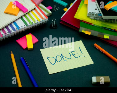 Quelqu'un a laissé le message sur votre bureau de travail ; Fait Banque D'Images