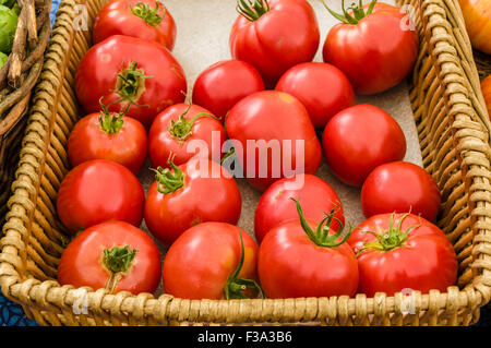 Panier de tomates rouges frais au marché de fermiers Banque D'Images