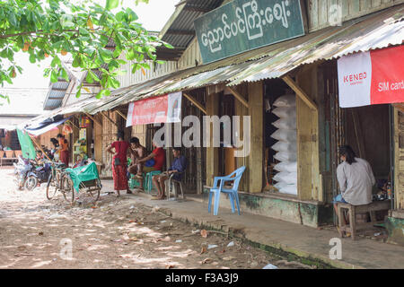 Les vendeurs de marché sur le marché central de Aung San Road dans la région d'Ayeyarwady, Canton de Myaungmya du Myanmar. Banque D'Images