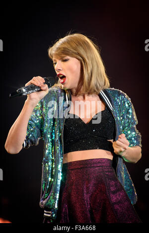 Toronto, Ontario, Canada. 2Nd Oct, 2015. Auteur-compositeur-interprète américain TAYLOR SWIFT a apporté sa "1989 World Tour' à vendu le Rogers Centre à Toronto. Crédit : Igor/Vidyashev ZUMA Wire/Alamy Live News Banque D'Images
