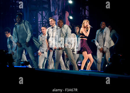 Toronto, Ontario, Canada. 2Nd Oct, 2015. Auteur-compositeur-interprète américain TAYLOR SWIFT a apporté sa "1989 World Tour' à vendu le Rogers Centre à Toronto. Crédit : Igor/Vidyashev ZUMA Wire/Alamy Live News Banque D'Images