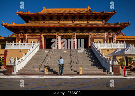 Photographe à prendre des photos de l'Hsi Lai Temple Bouddhiste, Hacienda Heights, Californie, USA Banque D'Images