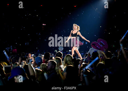 Toronto, Ontario, Canada. 2Nd Oct, 2015. Auteur-compositeur-interprète américain TAYLOR SWIFT a apporté sa "1989 World Tour' à vendu le Rogers Centre à Toronto. Crédit : Igor/Vidyashev ZUMA Wire/Alamy Live News Banque D'Images