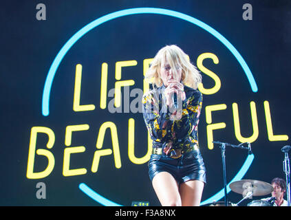 Emily Haines de musicien sur scène à la métrique effectue 2015 La vie est belle fête à Las Vegas Banque D'Images