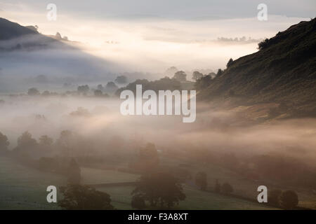 Brume sur Windermere vu de dessus la grande vallée de Langdale Banque D'Images