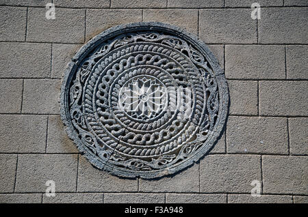 La sculpture sur pierre ornementale sur vieux mur en Grèce Banque D'Images