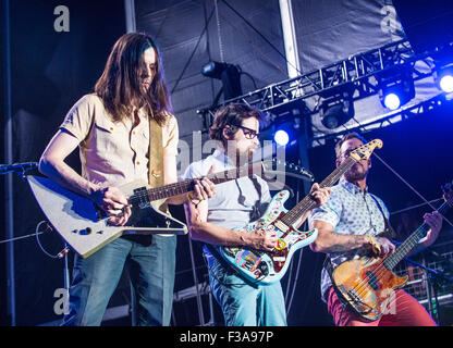 Musiciens Brian Bell, rivières Cuomo et Scott Shriner de Weezer effectue sur scène à la vie est belle fête à Las Vegas Banque D'Images