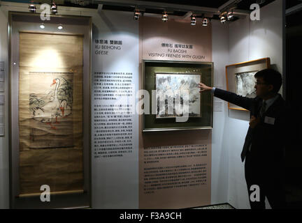 Hong Kong, Chine. 3e oct, 2015. Un expert présente les peintures de Xu Beihong et Fubaoshi pendant un essai de Poly Auction Hong Kong's 2015 ventes aux enchères d'automne à Hong Kong, en Chine, le 3 octobre 2015. 12 ventes aux enchères en 7 catégories, telles que l'encre chinoise contemporaine et d'œuvres sur papier, chinoise et occidentale du vin, montres, jade et ainsi de suite, se tiendra à Grand Hyatt Hong Kong du 5 au 6 octobre, dont plus de 2000 pièces d'une valeur estimative de 700 millions de dollars de Hong Kong (environ 90,3 millions USD). © Li Peng/Xinhua/Alamy Live News Banque D'Images