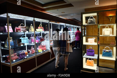 Hong Kong, Chine. 3e oct, 2015. Les visiteurs les sacs Hermès durant un essai de Poly Auction Hong Kong's 2015 ventes aux enchères d'automne à Hong Kong, en Chine, le 3 octobre 2015. 12 ventes aux enchères en 7 catégories, telles que l'encre chinoise contemporaine et d'œuvres sur papier, chinoise et occidentale du vin, montres, jade et ainsi de suite, se tiendra à Grand Hyatt Hong Kong du 5 au 6 octobre, dont plus de 2000 pièces d'une valeur estimative de 700 millions de dollars de Hong Kong (environ 90,3 millions USD). © Li Peng/Xinhua/Alamy Live News Banque D'Images