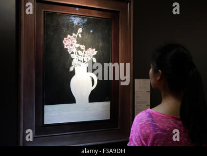 Hong Kong, Chine. 3e oct, 2015. Un visiteur regarde une peinture réalisée par Chang Yu pendant un essai de Poly Auction Hong Kong's 2015 ventes aux enchères d'automne à Hong Kong, en Chine, le 3 octobre 2015. 12 ventes aux enchères en 7 catégories, telles que l'encre chinoise contemporaine et d'œuvres sur papier, chinoise et occidentale du vin, montres, jade et ainsi de suite, se tiendra à Grand Hyatt Hong Kong du 5 au 6 octobre, dont plus de 2000 pièces d'une valeur estimative de 700 millions de dollars de Hong Kong (environ 90,3 millions USD). © Li Peng/Xinhua/Alamy Live News Banque D'Images