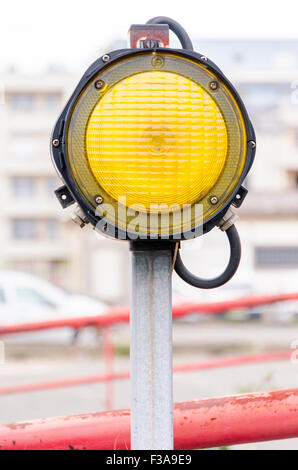 Un signal lumineux jaune sur un milieu urbain Banque D'Images