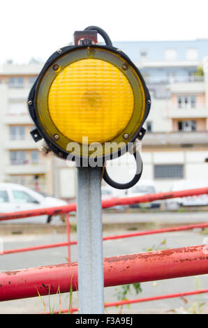 Un signal lumineux jaune sur un milieu urbain Banque D'Images