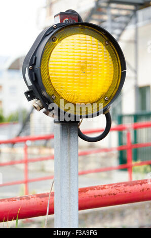 Un signal lumineux jaune sur un milieu urbain Banque D'Images