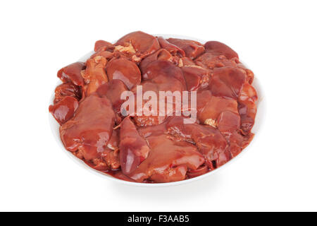 Foies de poulet cru sur un plateau isolé sur fond blanc Banque D'Images